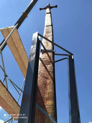 Fotó: Boros József fafaragó, az állítás pillanatai