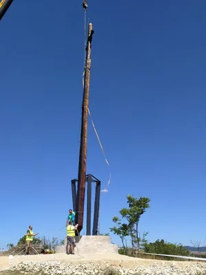 Fotó: Boros József fafaragó, az állítás pillanatai