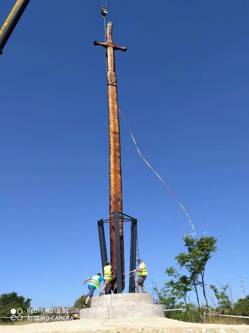 Fotó: Boros József fafaragó, az állítás pillanatai