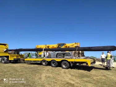 Fotó: Boros József fafaragó, az állítás pillanatai