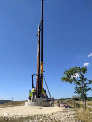 Fotó: Boros József fafaragó, az állítás pillanatai