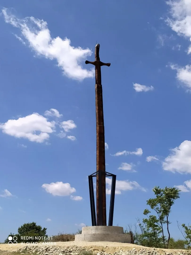 Fotó: Boros József fafaragó, az állítás pillanatai