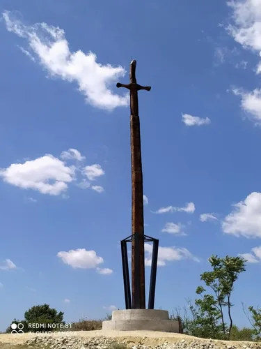 Fotó: Boros József fafaragó, az állítás pillanatai