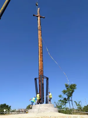 Fotó: Boros József fafaragó, az állítás pillanatai