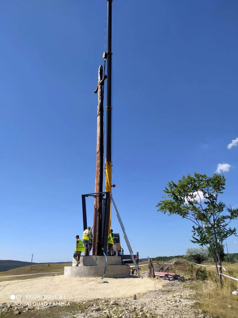 Fotó: Boros József fafaragó, az állítás pillanatai